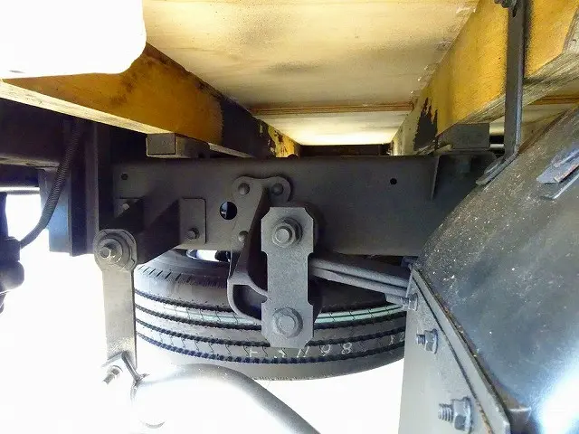 シャーシは 錆止め/マフラー塗装 仕上げに力を入れています。|いすゞ エルフ TRG-NHS85A(4WD)の写真49