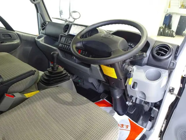 AC　PS　PW(フロント/リア)　SRS　ABS　集中ドアロック　社外メモリーナビ/ワンセグ/CD(MDV-D307BT)　ETC　ドラレコ　ターボ　フォグランプ　リアヒーター/クーラー付|トヨタ トヨエース LDF-KDY281(4WD)の写真5