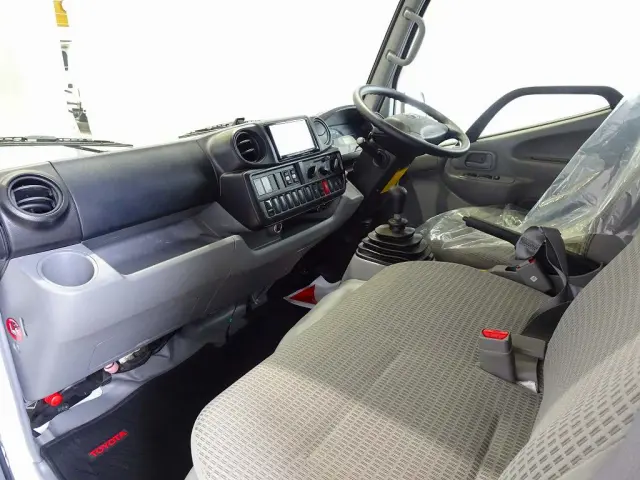 AC　PS　PW(フロント/リア)　SRS　ABS　集中ドアロック　社外メモリーナビ/ワンセグ/CD(MDV-D307BT)　ETC　ドラレコ　ターボ　フォグランプ　リアヒーター/クーラー付|トヨタ トヨエース LDF-KDY281(4WD)の写真7