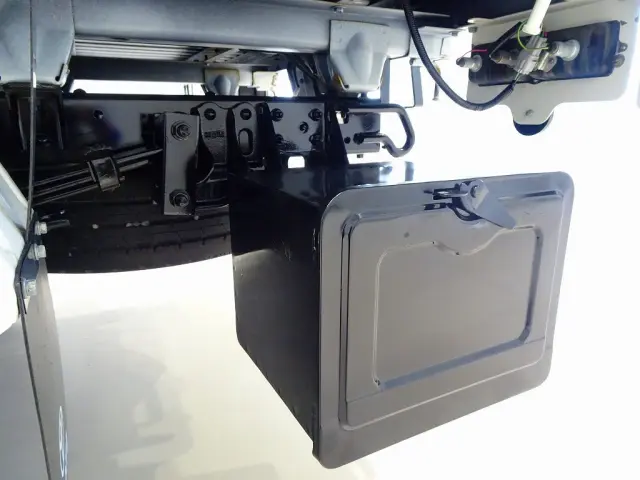 左シャシリア工具箱　シャーシは 錆止め/マフラー塗装 仕上げに力を入れています。|トヨタ トヨエース LDF-KDY281(4WD)の写真42