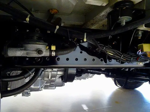 シャーシは 錆止め/マフラー塗装 仕上げに力を入れています。|いすゞ エルフ TRG-NHS85A(4WD)の写真41