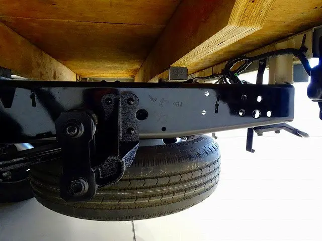 シャーシは 錆止め/マフラー塗装 仕上げに力を入れています。|いすゞ エルフ TRG-NHS85A(4WD)の写真43