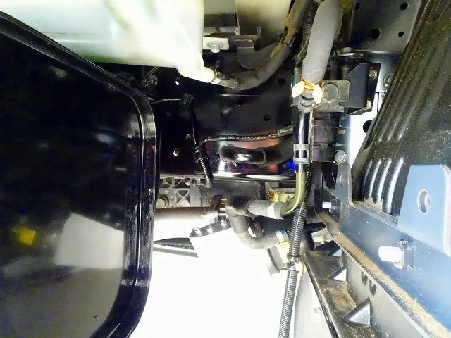 シャーシは 錆止め/マフラー塗装 仕上げに力を入れています。|いすゞ エルフ TRG-NHS85A(4WD)の写真46