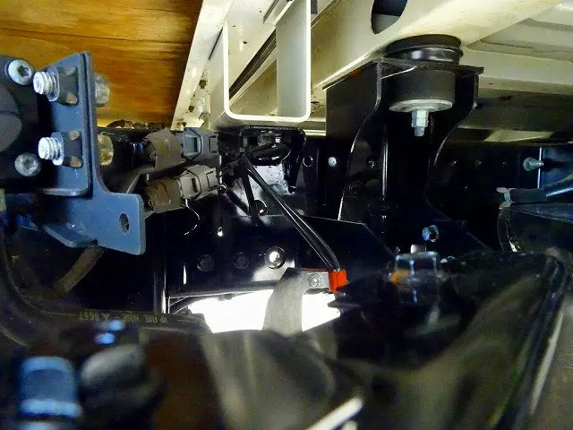 シャーシは 錆止め/マフラー塗装 仕上げに力を入れています。|いすゞ エルフ TRG-NHS85A(4WD)の写真48