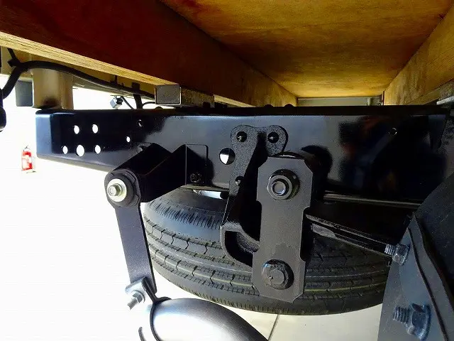 シャーシは 錆止め/マフラー塗装 仕上げに力を入れています。|いすゞ エルフ TRG-NHS85A(4WD)の写真49