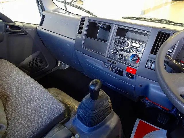 AC　PS　PW　SRS　ABS　キーレス　左電格ミラー　AM/FMラジオ　ETC　ターボ　排気ブレーキ　坂道発進補助装置　アイドリングストップ　トラクションコントロール|いすゞ エルフ TRG-NPR85AR(2WD)の写真9