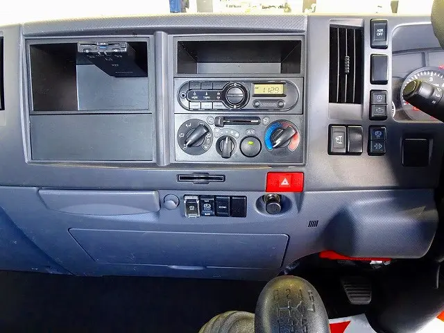 AC　PS　PW　SRS　ABS　キーレス　左電格ミラー　AM/FMラジオ　ETC　ターボ　排気ブレーキ　坂道発進補助装置　アイドリングストップ　トラクションコントロール|いすゞ エルフ TRG-NPR85AR(2WD)の写真10