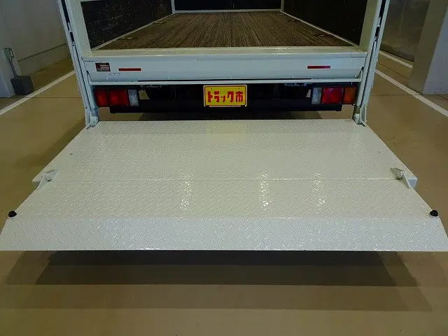 2段折れ式垂直パワーゲート　800kg　極東開発/V801C-1MKT2　長：130cm/有効長：117cm　幅：205cm/有効幅：184cm　左リア支柱PGスイッチ|いすゞ エルフ TRG-NPR85AR(2WD)の写真30