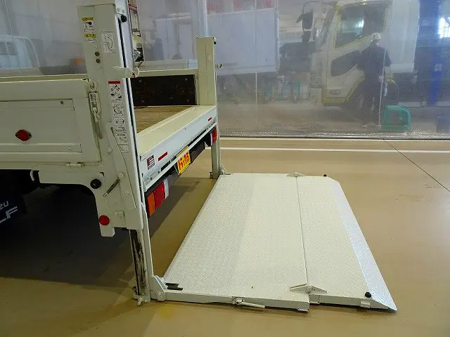 2段折れ式垂直パワーゲート　800kg　極東開発/V801C-1MKT2　長：130cm/有効長：117cm　幅：205cm/有効幅：184cm　左リア支柱PGスイッチ|いすゞ エルフ TRG-NPR85AR(2WD)の写真31