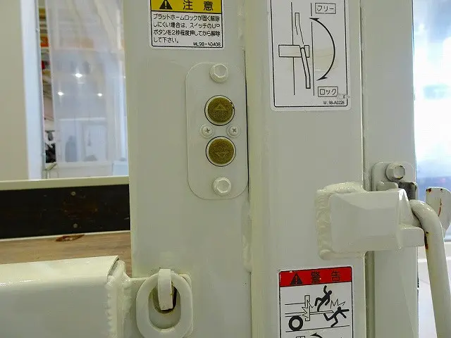 2段折れ式垂直パワーゲート　800kg　極東開発/V801C-1MKT2　長：130cm/有効長：117cm　幅：205cm/有効幅：184cm　左リア支柱PGスイッチ|いすゞ エルフ TRG-NPR85AR(2WD)の写真32