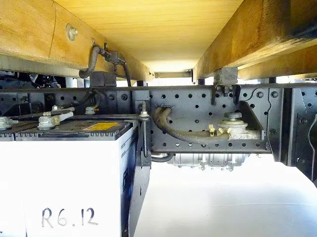 右シャシ中央工具箱　シャーシは 錆止め/マフラー塗装 仕上げに力を入れています。|いすゞ エルフ TRG-NPR85AR(2WD)の写真37