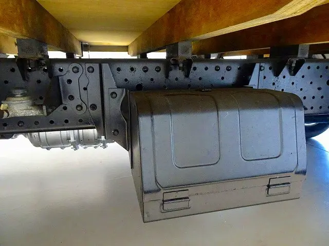 右シャシ中央工具箱　シャーシは 錆止め/マフラー塗装 仕上げに力を入れています。|いすゞ エルフ TRG-NPR85AR(2WD)の写真38