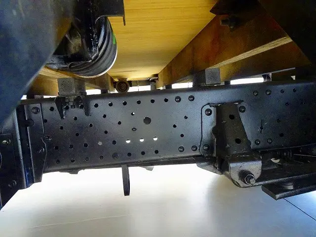 右シャシ中央工具箱　シャーシは 錆止め/マフラー塗装 仕上げに力を入れています。|いすゞ エルフ TRG-NPR85AR(2WD)の写真39