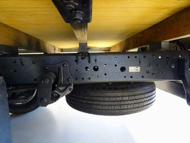 右シャシ中央工具箱　シャーシは 錆止め/マフラー塗装 仕上げに力を入れています。|いすゞ エルフ TRG-NPR85AR(2WD)の写真40