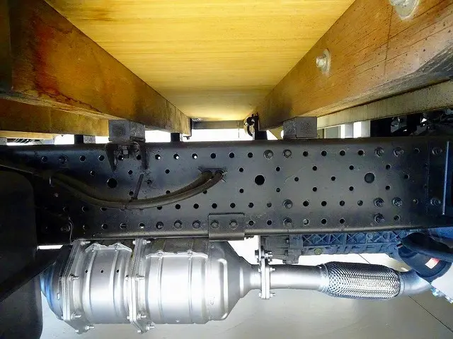 右シャシ中央工具箱　シャーシは 錆止め/マフラー塗装 仕上げに力を入れています。|いすゞ エルフ TRG-NPR85AR(2WD)の写真43