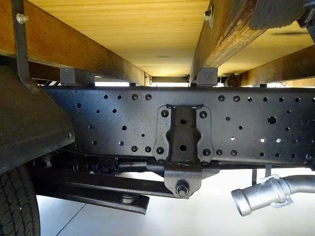 右シャシ中央工具箱　シャーシは 錆止め/マフラー塗装 仕上げに力を入れています。|いすゞ エルフ TRG-NPR85AR(2WD)の写真45