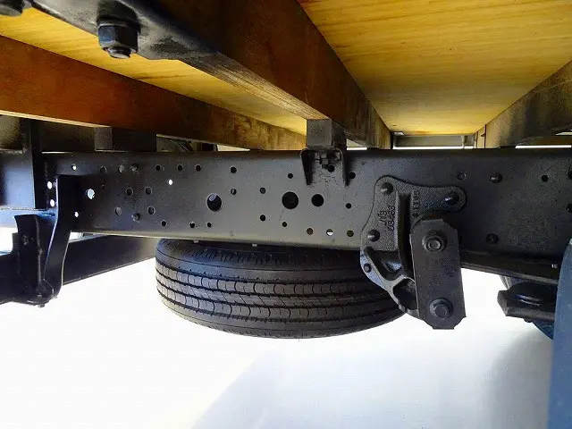 右シャシ中央工具箱　シャーシは 錆止め/マフラー塗装 仕上げに力を入れています。|いすゞ エルフ TRG-NPR85AR(2WD)の写真46