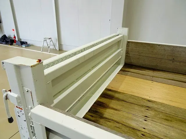 2段折れ式垂直パワーゲート 300kg 極東開発/V300-1SRT1 長:81cm/有効長:70cm 有効幅:140cm 左リア支柱PGスイッチ 左シャシリアPGスイッチコード|マツダ ボンゴトラック ABF-SKP2L(4WD)の写真26