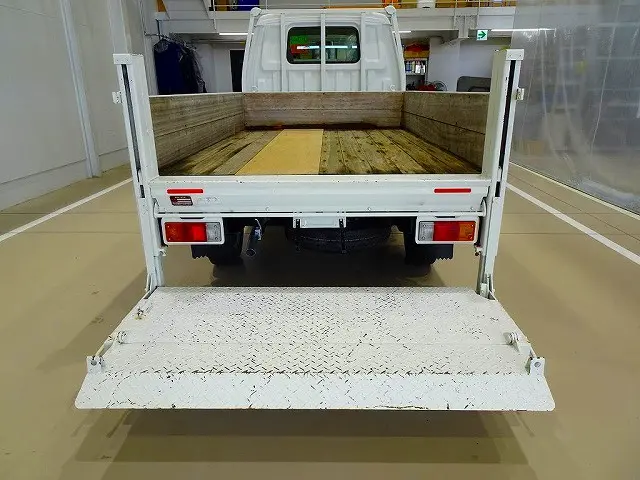 2段折れ式垂直パワーゲート 300kg 極東開発/V300-1SRT1 長:81cm/有効長:70cm 有効幅:140cm 左リア支柱PGスイッチ 左シャシリアPGスイッチコード|マツダ ボンゴトラック ABF-SKP2L(4WD)の写真28