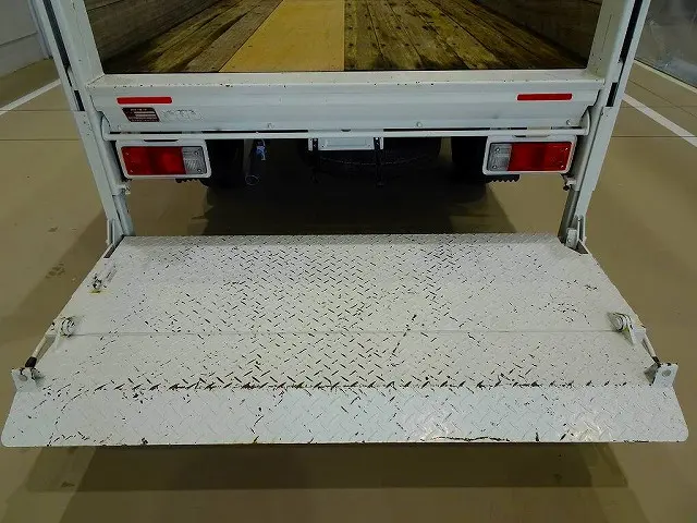 2段折れ式垂直パワーゲート 300kg 極東開発/V300-1SRT1 長:81cm/有効長:70cm 有効幅:140cm 左リア支柱PGスイッチ 左シャシリアPGスイッチコード|マツダ ボンゴトラック ABF-SKP2L(4WD)の写真29