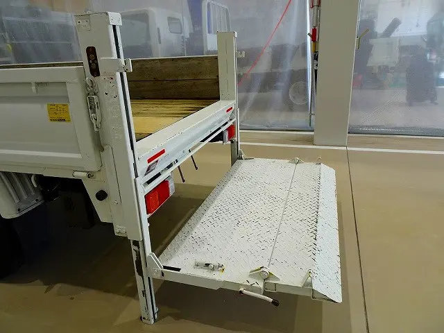 2段折れ式垂直パワーゲート 300kg 極東開発/V300-1SRT1 長:81cm/有効長:70cm 有効幅:140cm 左リア支柱PGスイッチ 左シャシリアPGスイッチコード|マツダ ボンゴトラック ABF-SKP2L(4WD)の写真30