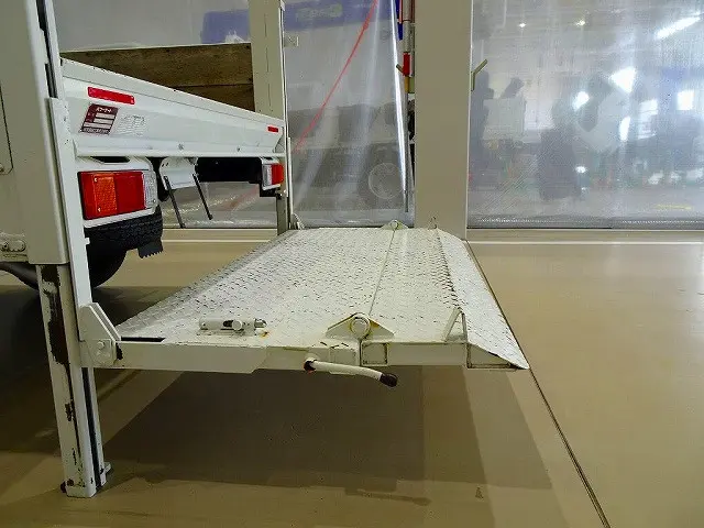 2段折れ式垂直パワーゲート 300kg 極東開発/V300-1SRT1 長:81cm/有効長:70cm 有効幅:140cm 左リア支柱PGスイッチ 左シャシリアPGスイッチコード|マツダ ボンゴトラック ABF-SKP2L(4WD)の写真31