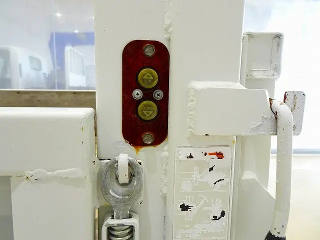 2段折れ式垂直パワーゲート 300kg 極東開発/V300-1SRT1 長:81cm/有効長:70cm 有効幅:140cm 左リア支柱PGスイッチ 左シャシリアPGスイッチコード|マツダ ボンゴトラック ABF-SKP2L(4WD)の写真32