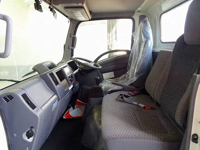 ターボ　排気ブレーキ　坂道発進補助装置　車線逸脱警報装置　衝突被害軽減ブレーキ　アイドリングストップ　フォグランプ　トラクションコントロール　ハイキャブ|いすゞ エルフ 2RG-NMR88R(2WD)の写真8