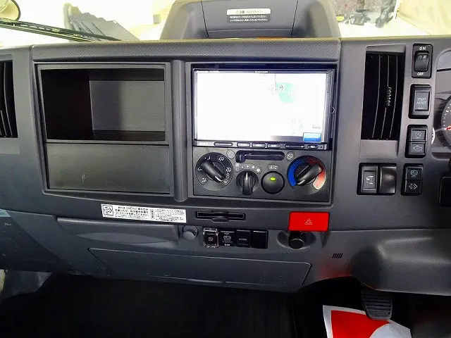 ターボ　排気ブレーキ　坂道発進補助装置　車線逸脱警報装置　衝突被害軽減ブレーキ　アイドリングストップ　フォグランプ　トラクションコントロール　ハイキャブ|いすゞ エルフ 2RG-NMR88R(2WD)の写真10