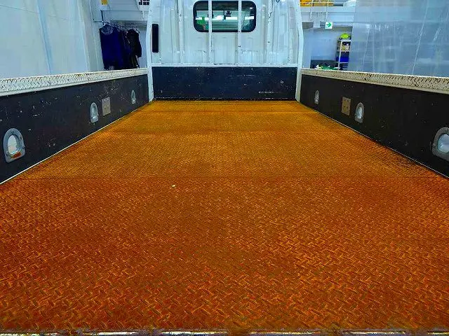荷台内寸：352×180×38　三方開　左右セイコーラック　左右アオリ上部縞鋼板張り　ロープ穴3対　床縞鋼板張り　鳥居左右作業灯個　垂直PG/800kg付|いすゞ エルフ 2RG-NMR88R(2WD)の写真24