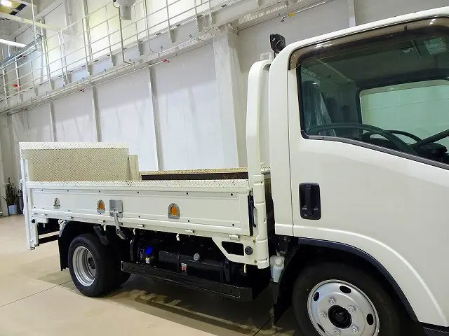 荷台内寸：352×180×38　三方開　左右セイコーラック　左右アオリ上部縞鋼板張り　ロープ穴3対　床縞鋼板張り　鳥居左右作業灯個　垂直PG/800kg付|いすゞ エルフ 2RG-NMR88R(2WD)の写真25