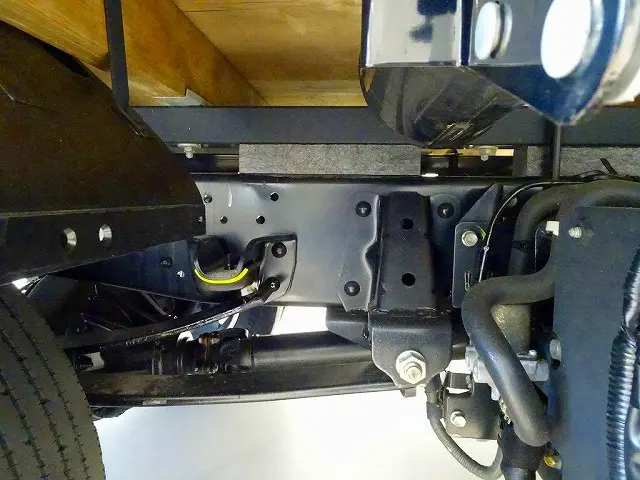 タイヤ止め4個　左シャシ中央工具入れケース　左リアタイヤウインチシャフト付(取説有)/一部装備品欠品|いすゞ エルフ 2RG-NMR88R(2WD)の写真49