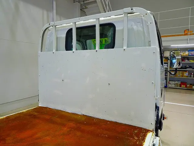 荷台内寸:307×162×38 三方開 床/前立て鳥居鉄板張り 垂直PG/600kg 長:100cm/有効長:87cm 幅:158cm 左リア支柱PG上下スイッチ 左シャシリアPGスイッチコード|いすゞ エルフ TPG-NKS85A(4WD)の写真21