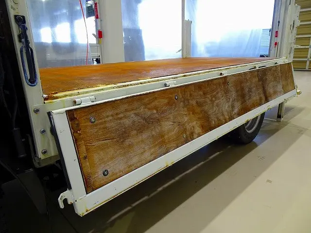 荷台内寸:307×162×38 三方開 床/前立て鳥居鉄板張り 垂直PG/600kg 長:100cm/有効長:87cm 幅:158cm 左リア支柱PG上下スイッチ 左シャシリアPGスイッチコード|いすゞ エルフ TPG-NKS85A(4WD)の写真25