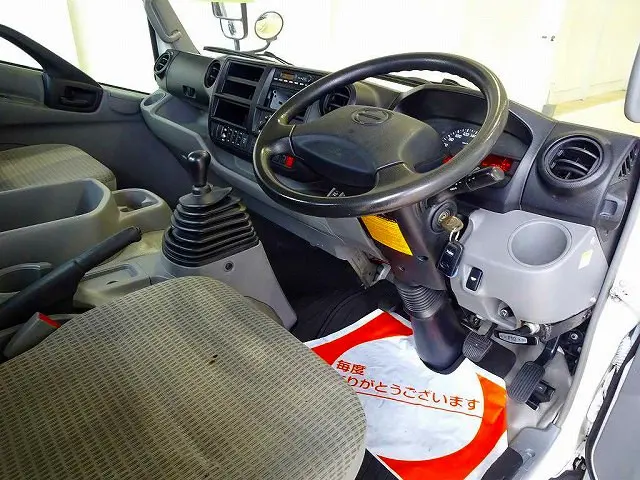 AC　PS　PW　SRS　ABS　キーレス　左電格ミラー　バックモニター(不良)　ターボ　排気ブレーキ　坂道発進補助装置　アイドリングストップ　フォグランプ　室内LED灯(不灯)　オーディオ欠|日野 デュトロ TKG-XZU710M(2WD)の写真5