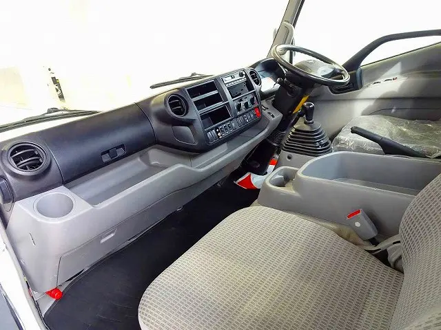 AC　PS　PW　SRS　ABS　キーレス　左電格ミラー　バックモニター(不良)　ターボ　排気ブレーキ　坂道発進補助装置　アイドリングストップ　フォグランプ　室内LED灯(不灯)　オーディオ欠|日野 デュトロ TKG-XZU710M(2WD)の写真7