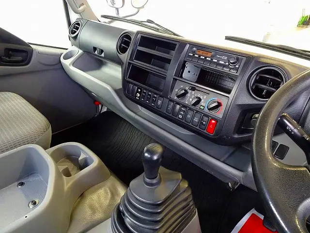 AC　PS　PW　SRS　ABS　キーレス　左電格ミラー　バックモニター(不良)　ターボ　排気ブレーキ　坂道発進補助装置　アイドリングストップ　フォグランプ　室内LED灯(不灯)　オーディオ欠|日野 デュトロ TKG-XZU710M(2WD)の写真9