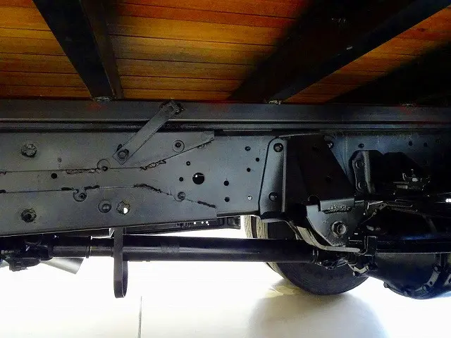 シャーシは 錆止め/マフラー塗装 仕上げに力を入れています。|日野 デュトロ TKG-XZU710M(2WD)の写真39