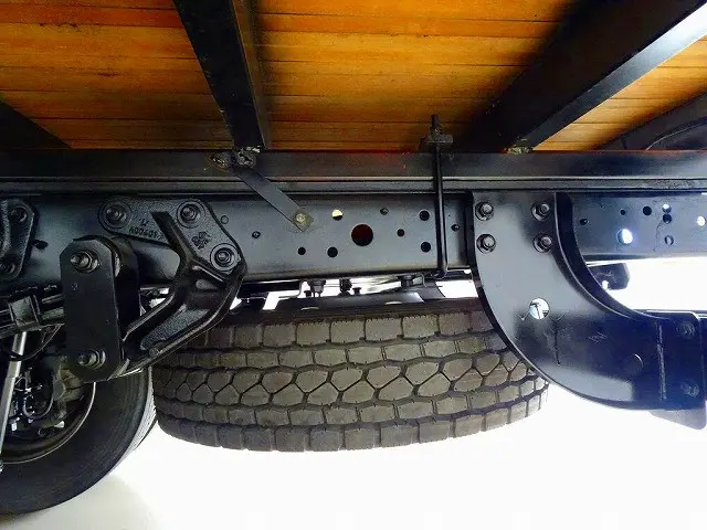 シャーシは 錆止め/マフラー塗装 仕上げに力を入れています。|日野 デュトロ TKG-XZU710M(2WD)の写真40