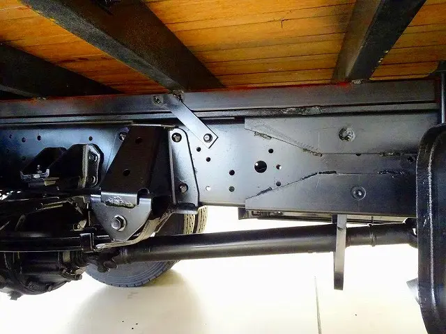 シャーシは 錆止め/マフラー塗装 仕上げに力を入れています。|日野 デュトロ TKG-XZU710M(2WD)の写真45