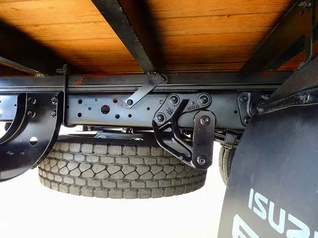 シャーシは 錆止め/マフラー塗装 仕上げに力を入れています。|日野 デュトロ TKG-XZU710M(2WD)の写真46