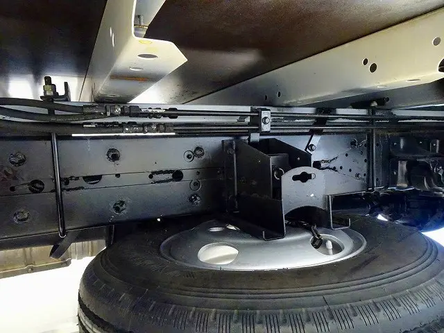 燃料タンク100L シャーシは 錆止め/マフラー塗装 仕上げに力を入れています。|日野 デュトロ TKG-XZU655M(2WD)の写真41