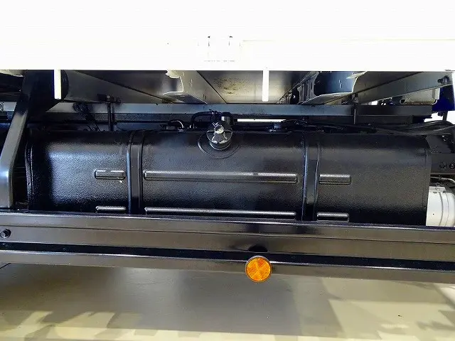 燃料タンク100L シャーシは 錆止め/マフラー塗装 仕上げに力を入れています。|日野 デュトロ TKG-XZU655M(2WD)の写真45