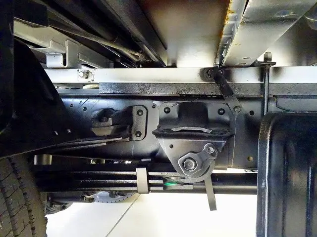 燃料タンク100L シャーシは 錆止め/マフラー塗装 仕上げに力を入れています。|日野 デュトロ TKG-XZU655M(2WD)の写真46