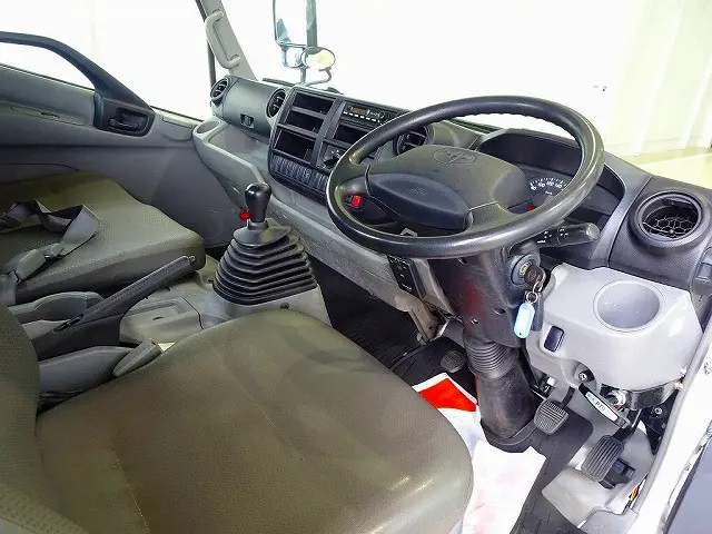 AC PS PW SRS ABS 集中ドアロック AM/FMラジオ ETC ターボ 排気ブレーキ フォグランプ ハイルーフ|トヨタ ダイナ TKG-XZU720(2WD)の写真5