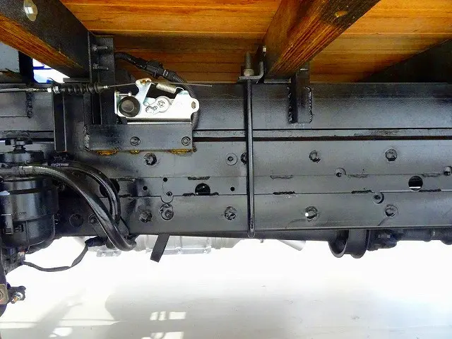 燃料タンク100L シャーシは 錆止め/マフラー塗装 仕上げに力を入れています。|トヨタ ダイナ TKG-XZU720(2WD)の写真37