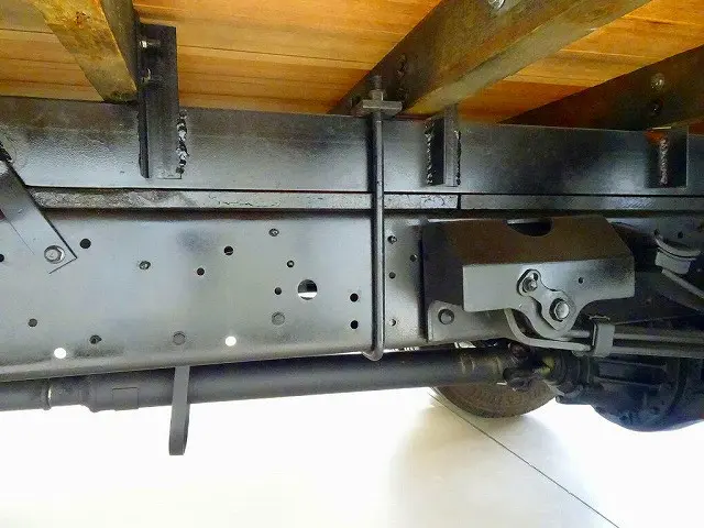 燃料タンク100L シャーシは 錆止め/マフラー塗装 仕上げに力を入れています。|トヨタ ダイナ TKG-XZU720(2WD)の写真38