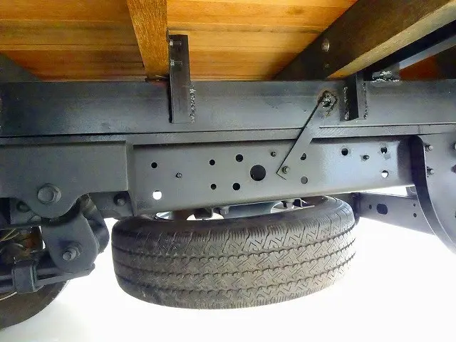 燃料タンク100L シャーシは 錆止め/マフラー塗装 仕上げに力を入れています。|トヨタ ダイナ TKG-XZU720(2WD)の写真39