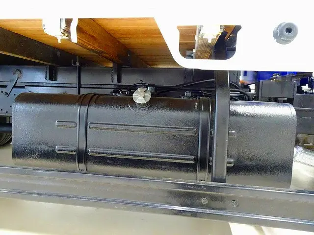 燃料タンク100L シャーシは 錆止め/マフラー塗装 仕上げに力を入れています。|トヨタ ダイナ TKG-XZU720(2WD)の写真43