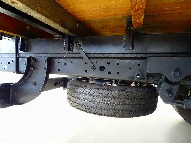 燃料タンク100L シャーシは 錆止め/マフラー塗装 仕上げに力を入れています。|トヨタ ダイナ TKG-XZU720(2WD)の写真45